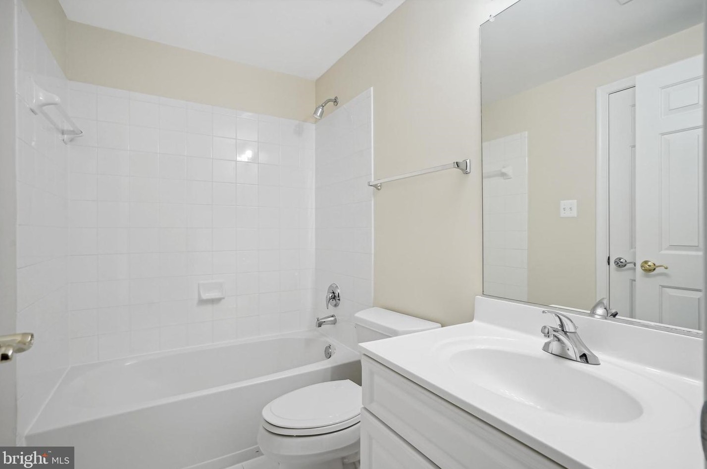 2910 Fox Mill Manor Dr, Vienna VA  22124-1246 exterior