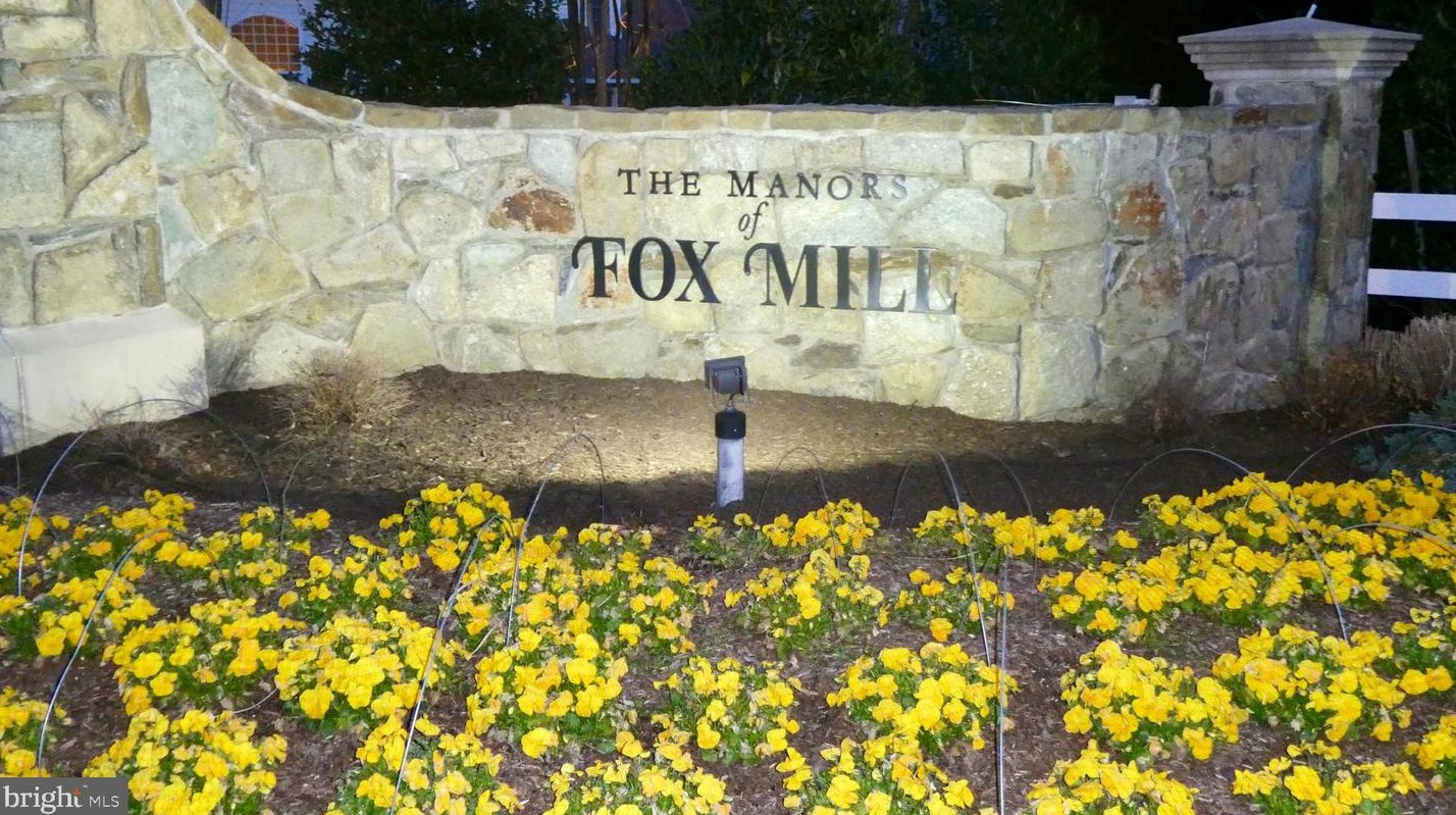 2910 Fox Mill Manor Dr, Vienna VA  22124-1246 exterior