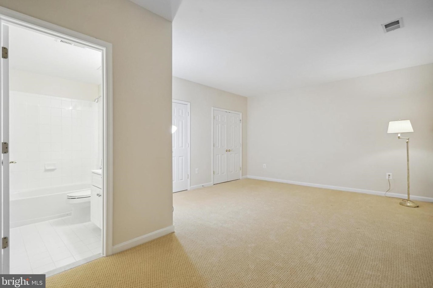 2910 Fox Mill Manor Dr, Vienna VA  22124-1246 exterior