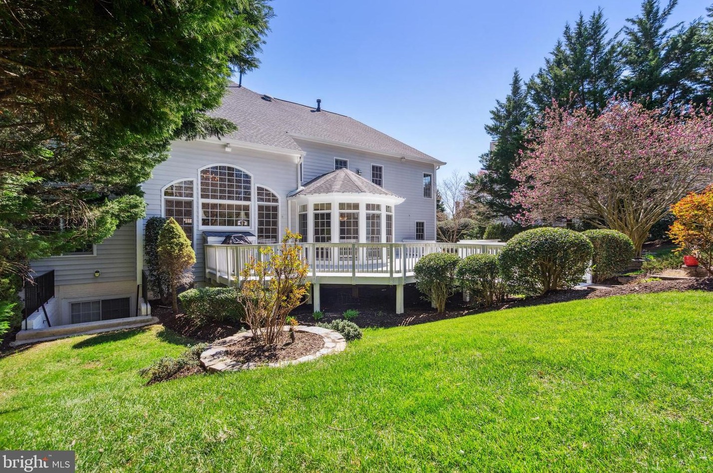 2910 Fox Mill Manor Dr, Vienna VA  22124-1246 exterior