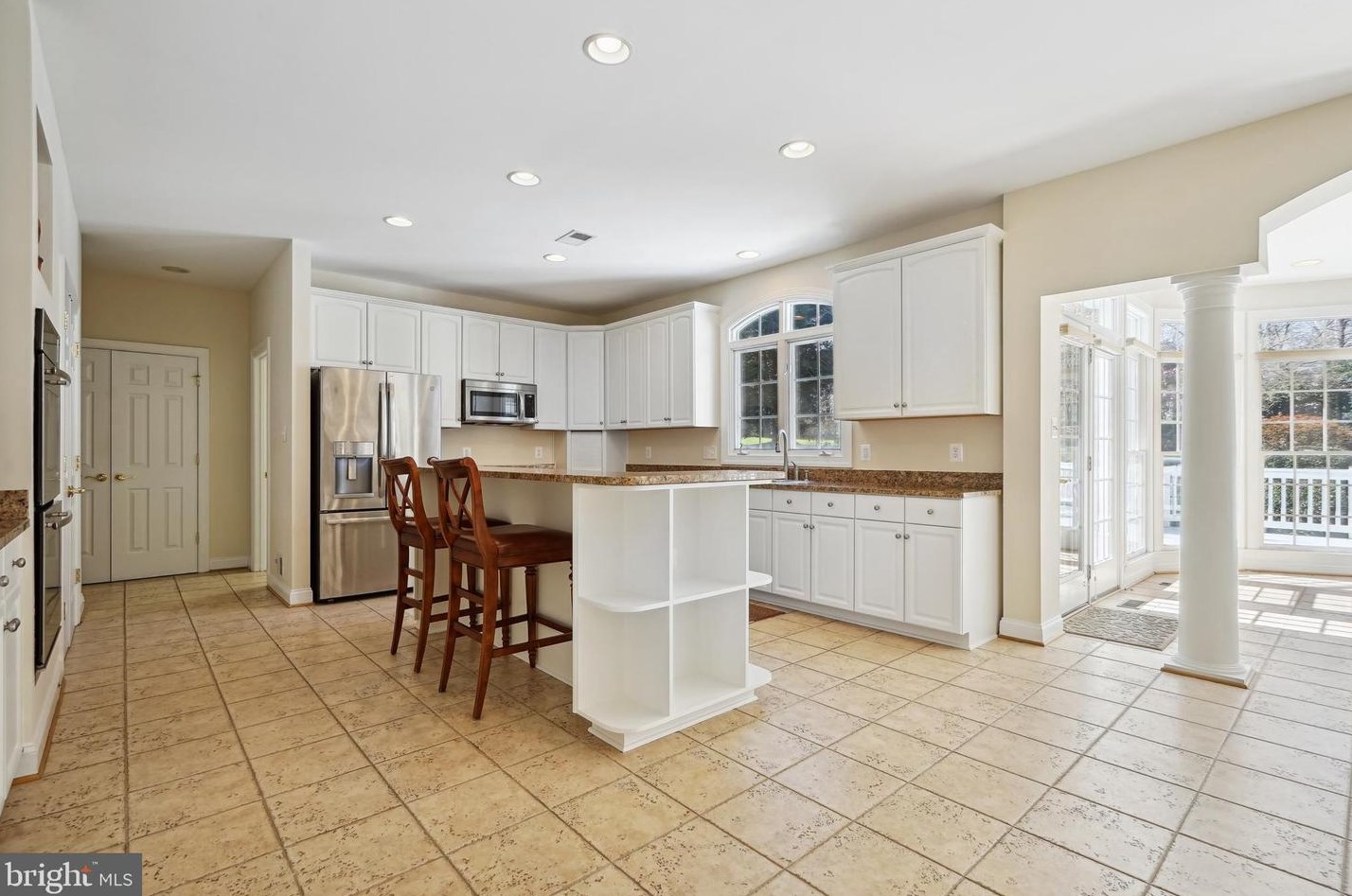 2910 Fox Mill Manor Dr, Vienna VA  22124-1246 exterior