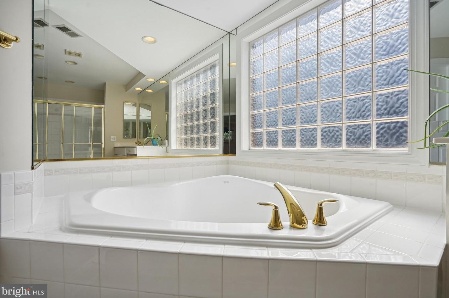 2910 Fox Mill Manor Dr, Vienna VA  22124-1246 exterior