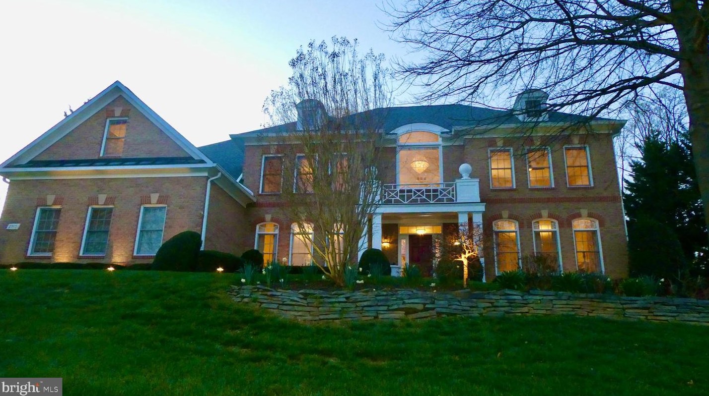 2910 Fox Mill Manor Dr, Vienna VA  22124-1246 exterior