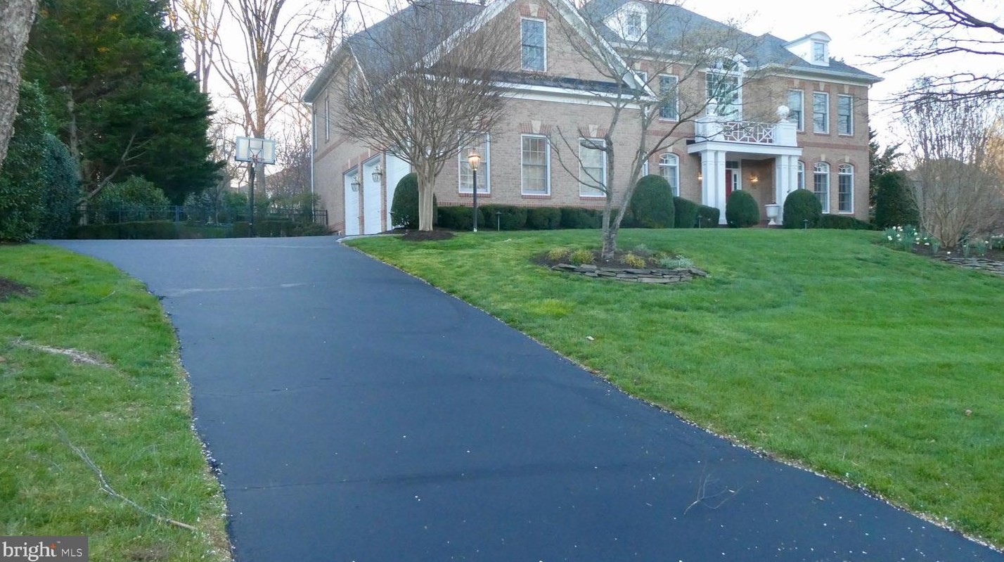 2910 Fox Mill Manor Dr, Vienna VA  22124-1246 exterior