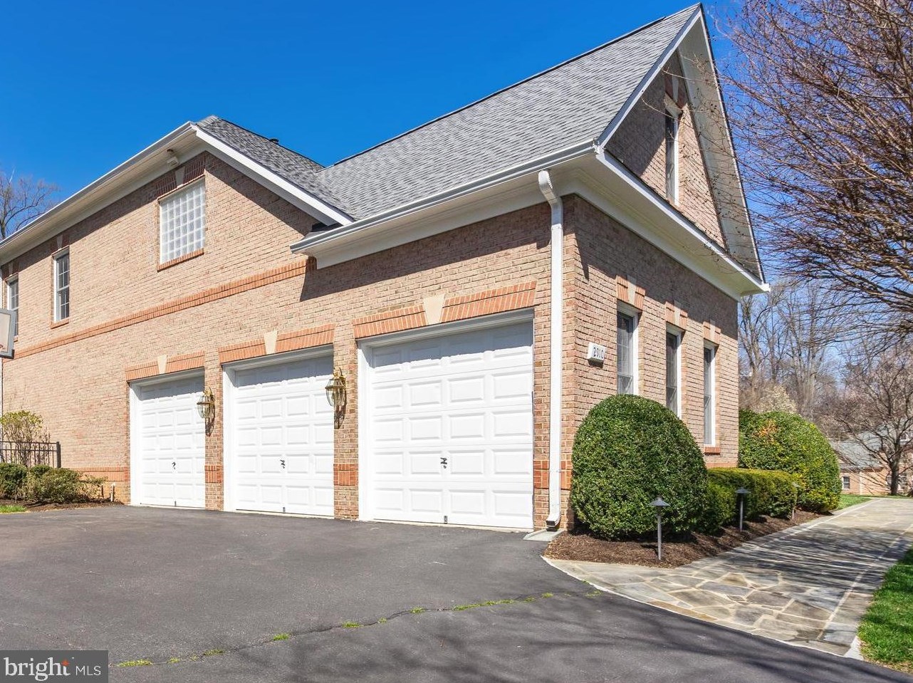 2910 Fox Mill Manor Dr, Vienna VA  22124-1246 exterior