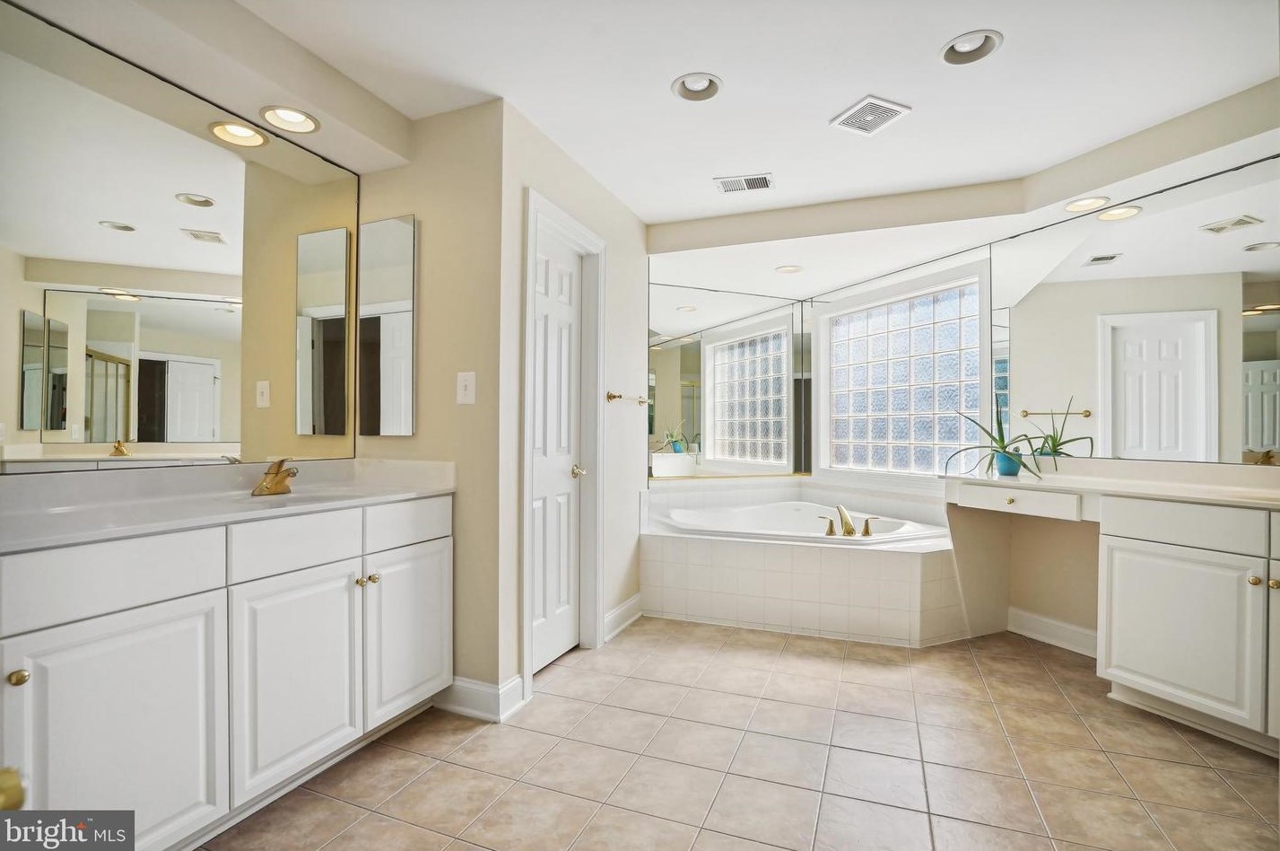 2910 Fox Mill Manor Dr, Vienna VA  22124-1246 exterior