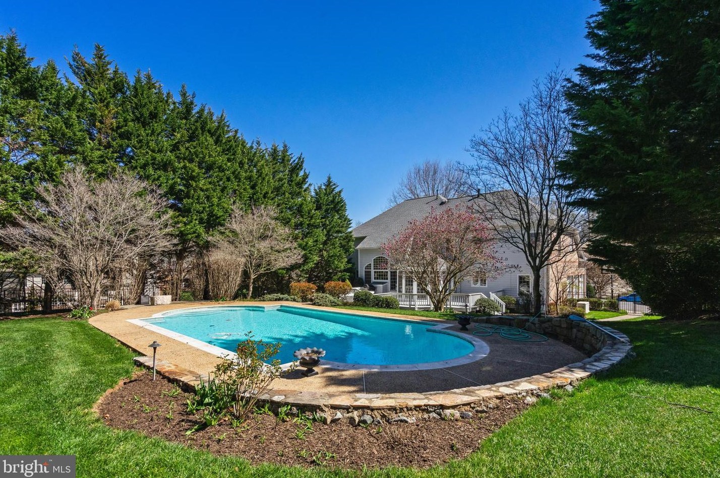 2910 Fox Mill Manor Dr, Vienna VA  22124-1246 exterior