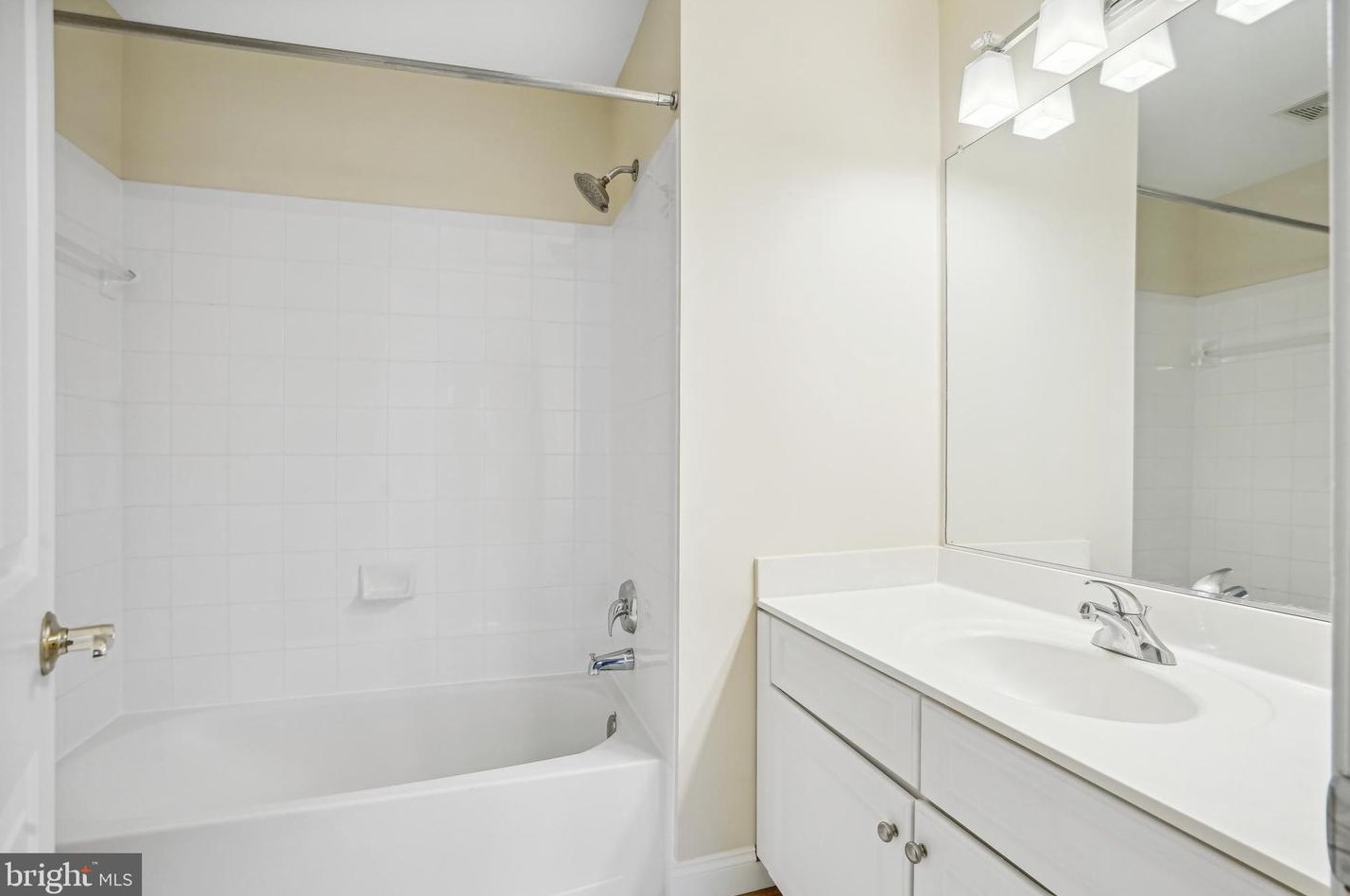 2910 Fox Mill Manor Dr, Vienna VA  22124-1246 exterior