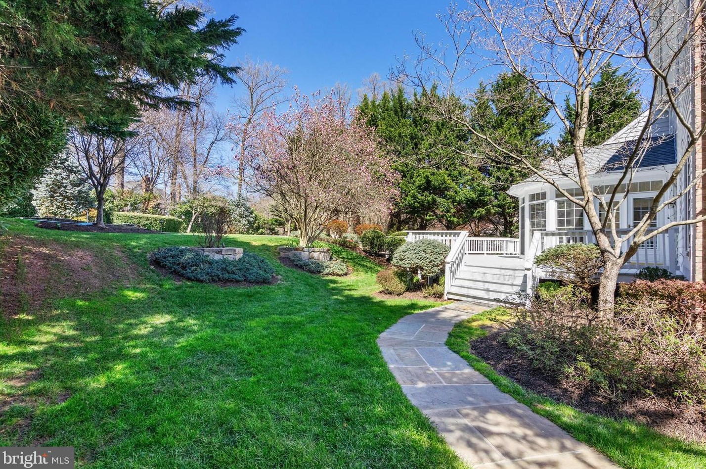 2910 Fox Mill Manor Dr, Vienna VA  22124-1246 exterior