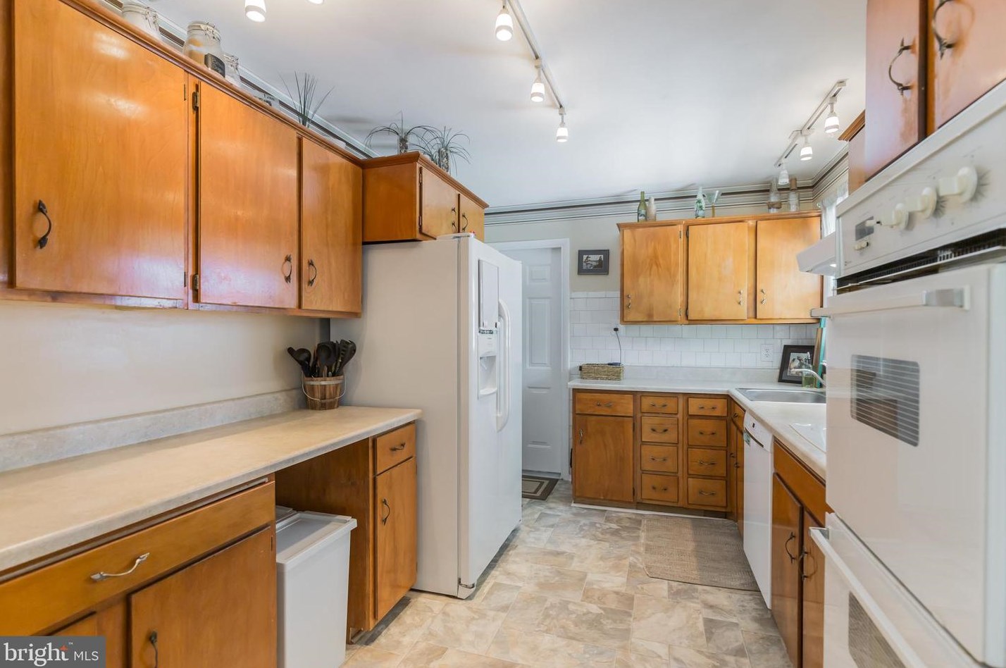 7020 Hadlow Dr, Springfield, VA 22152