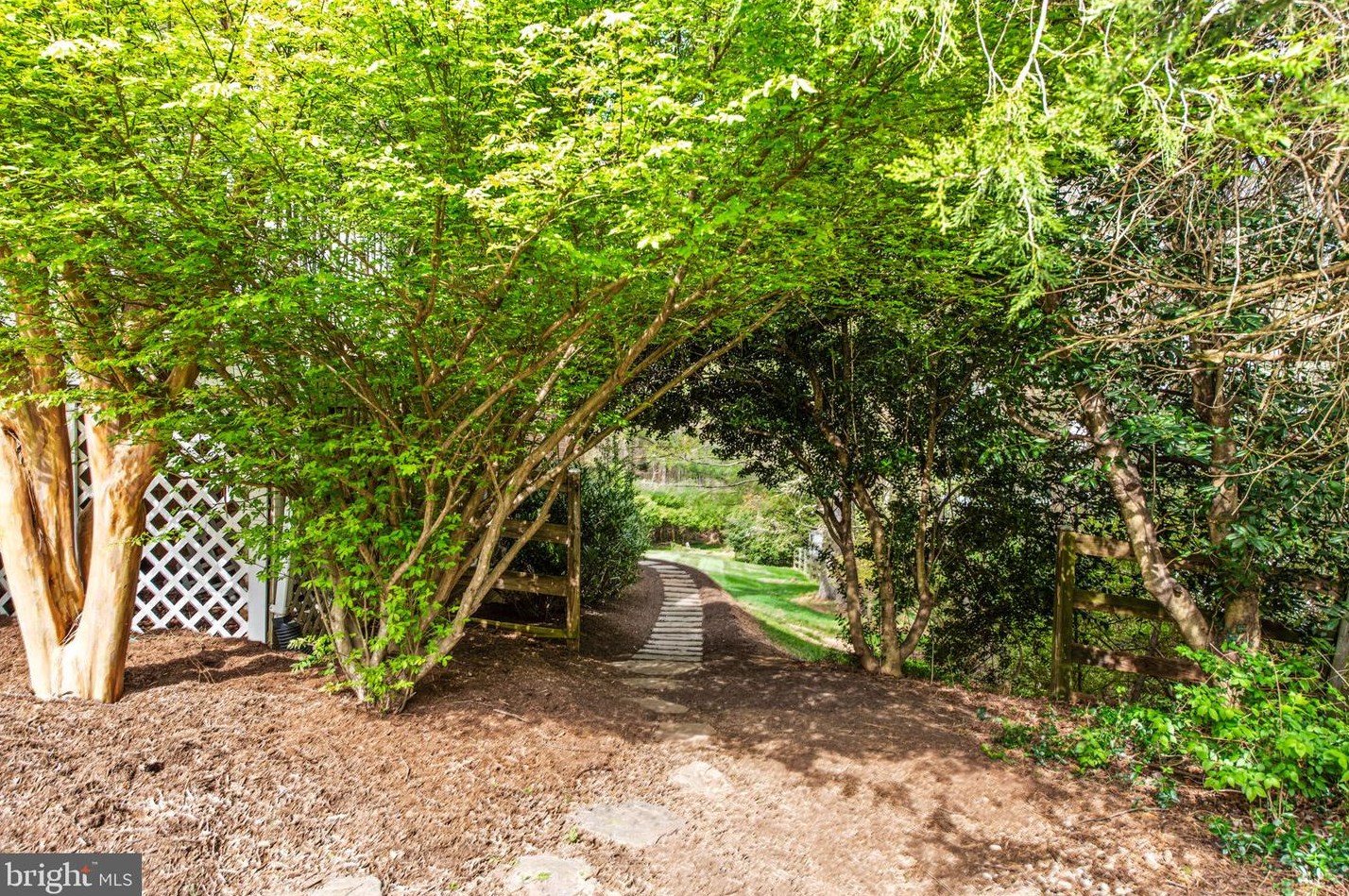 2821 Rifle Ridge Rd, Vienna VA  22124-1204 exterior