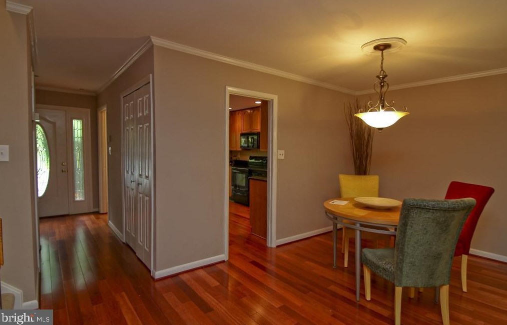 2063 Wethersfield Ct, Herndon, VA 20191