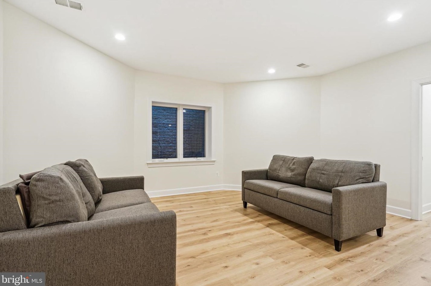 1035 Carper St, Mc Lean VA 22101-2106 exterior