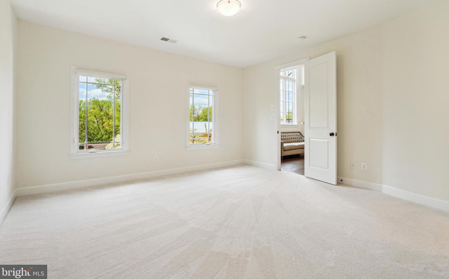 1035 Carper St, Mc Lean VA 22101-2106 exterior