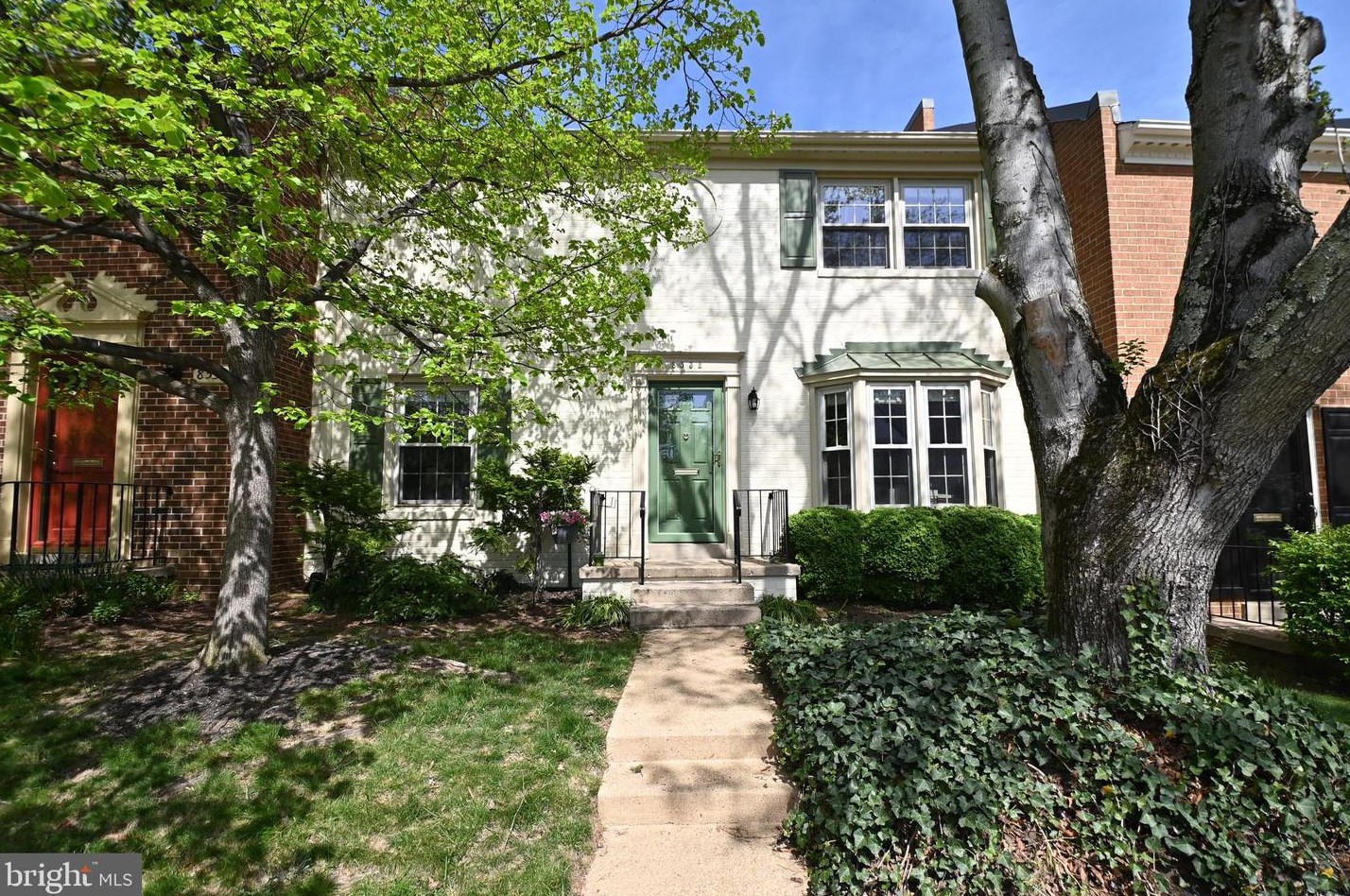8532 Lakinhurst Ln, Springfield, VA 22152