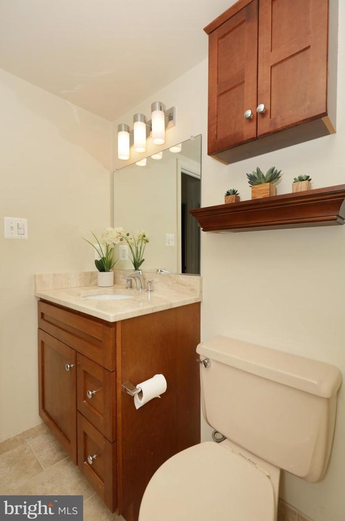 6710 Reynard Dr, Springfield VA  22152-2760 exterior