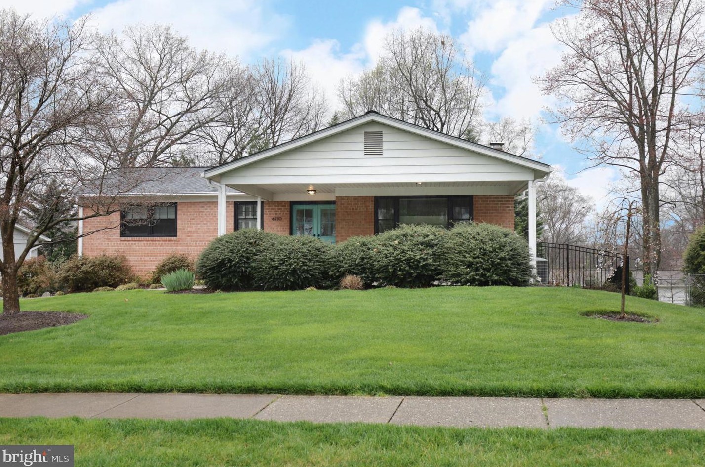 6710 Reynard Dr, Springfield VA  22152-2760 exterior
