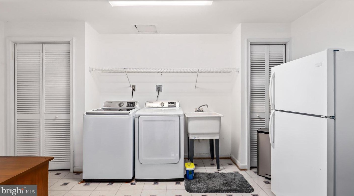 5574 Cedar Break Dr, Centreville VA  20120-3325 exterior