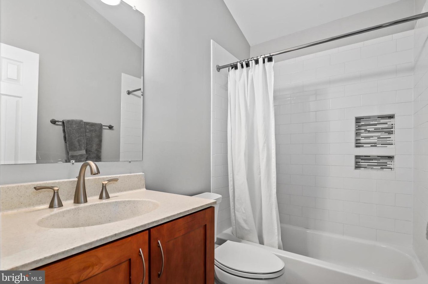 5574 Cedar Break Dr, Centreville VA  20120-3325 exterior