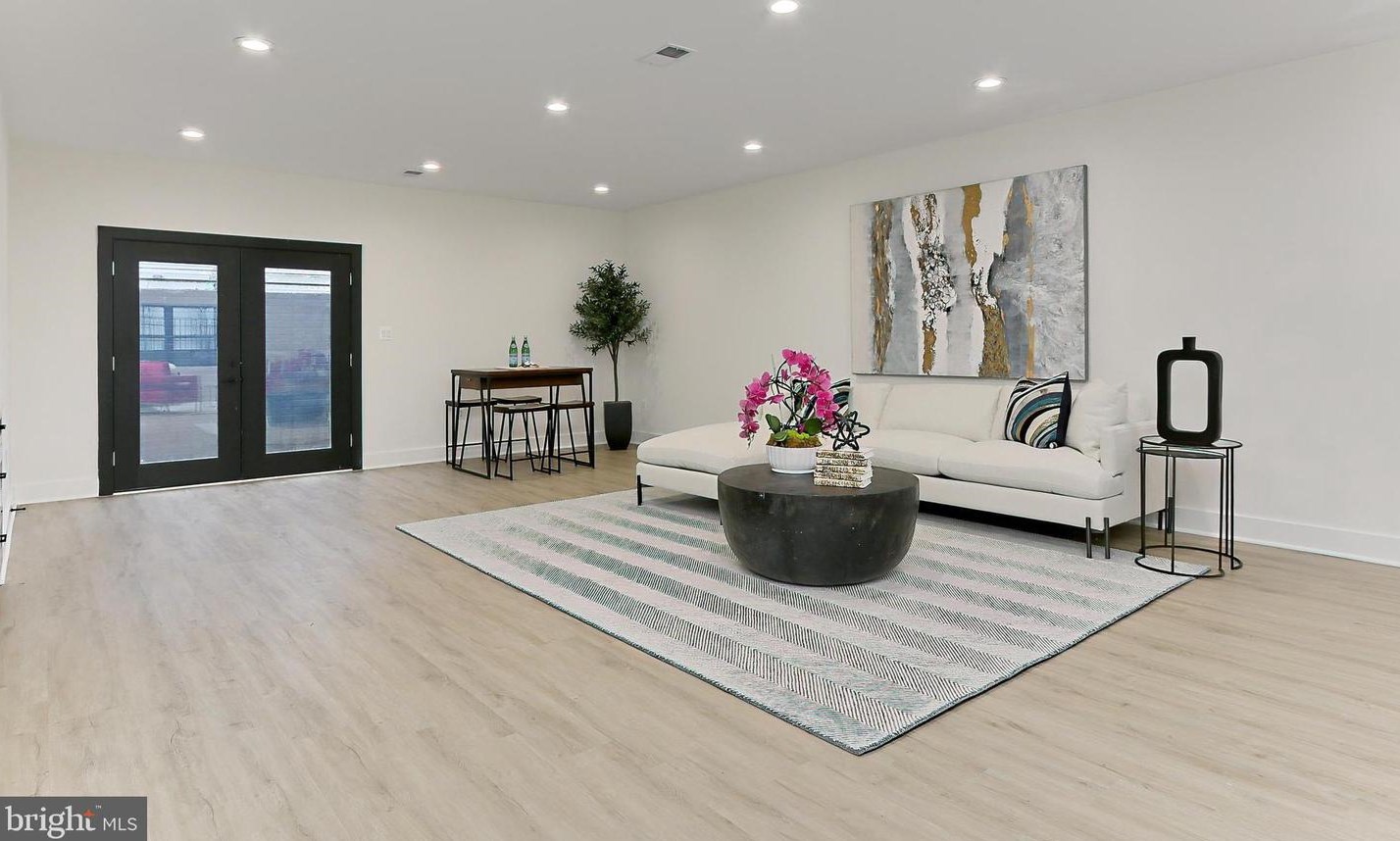 1206 Cottage St, Vienna VA  22180-6704 exterior