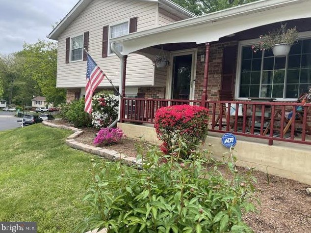 8469 Yellow Leaf Ct, Springfield VA  22153-2522 exterior