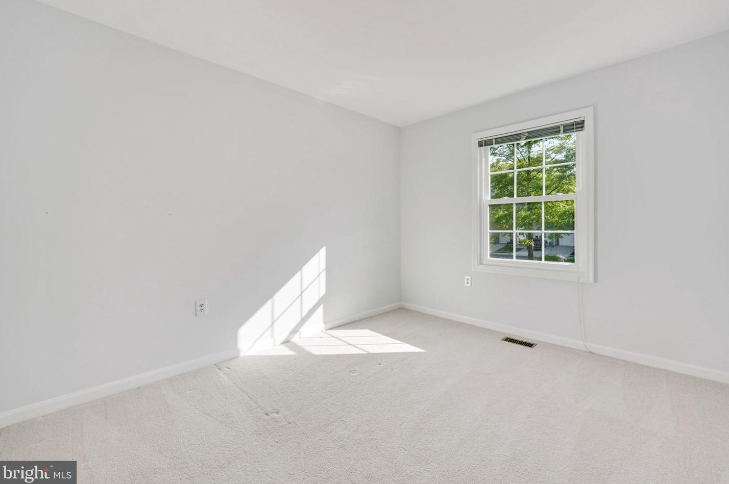 6740 Sunset Woods Ct, Springfield VA  22015-4241 exterior