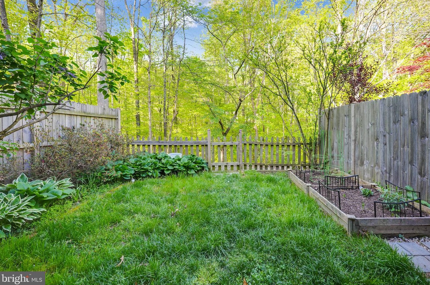 6740 Sunset Woods Ct, Springfield VA  22015-4241 exterior