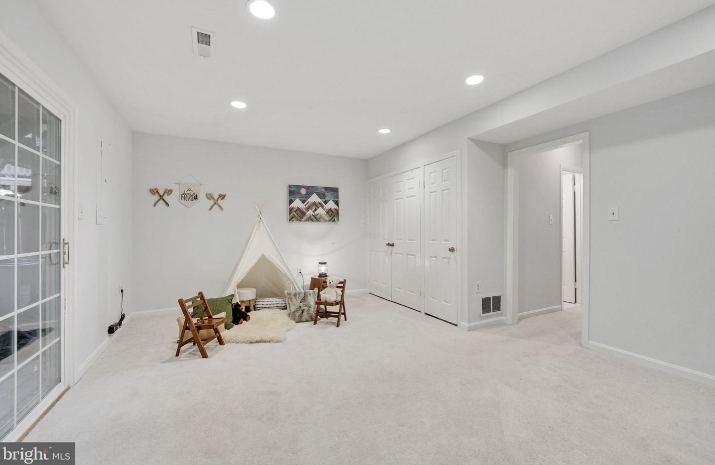 6740 Sunset Woods Ct, Springfield VA  22015-4241 exterior