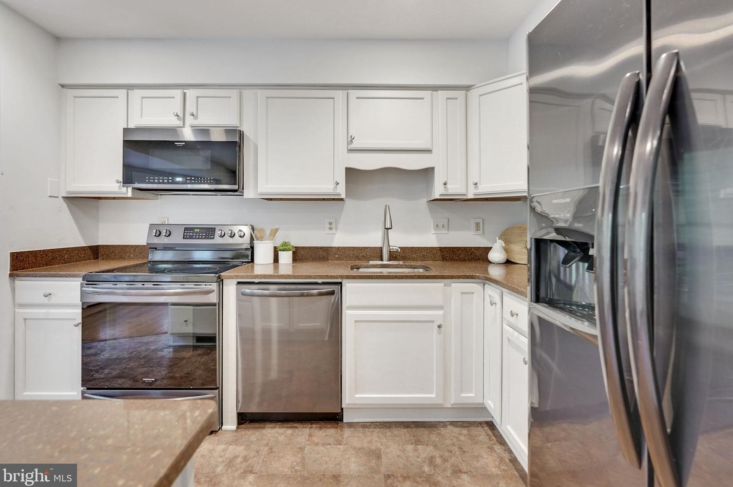 6740 Sunset Woods Ct, Springfield VA  22015-4241 exterior