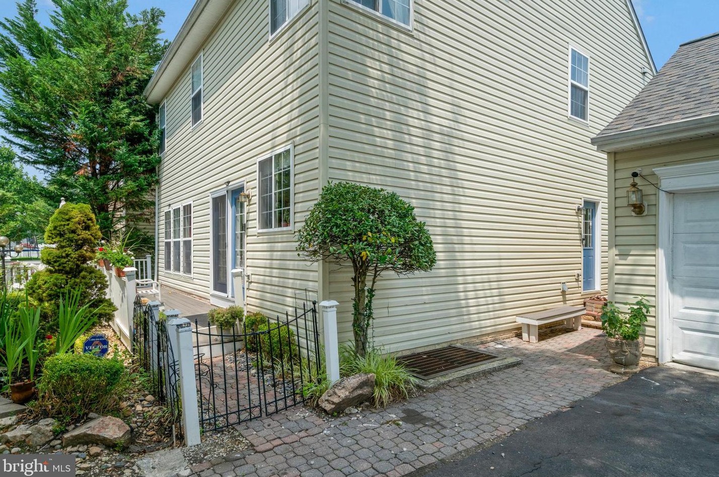 8148 Gilroy Dr, Lorton VA 22079-2938 exterior