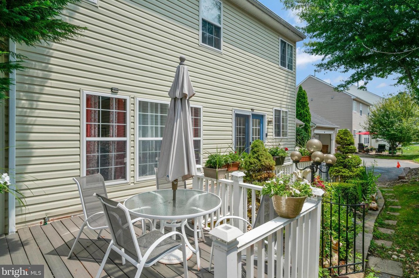 8148 Gilroy Dr, Lorton VA 22079-2938 exterior