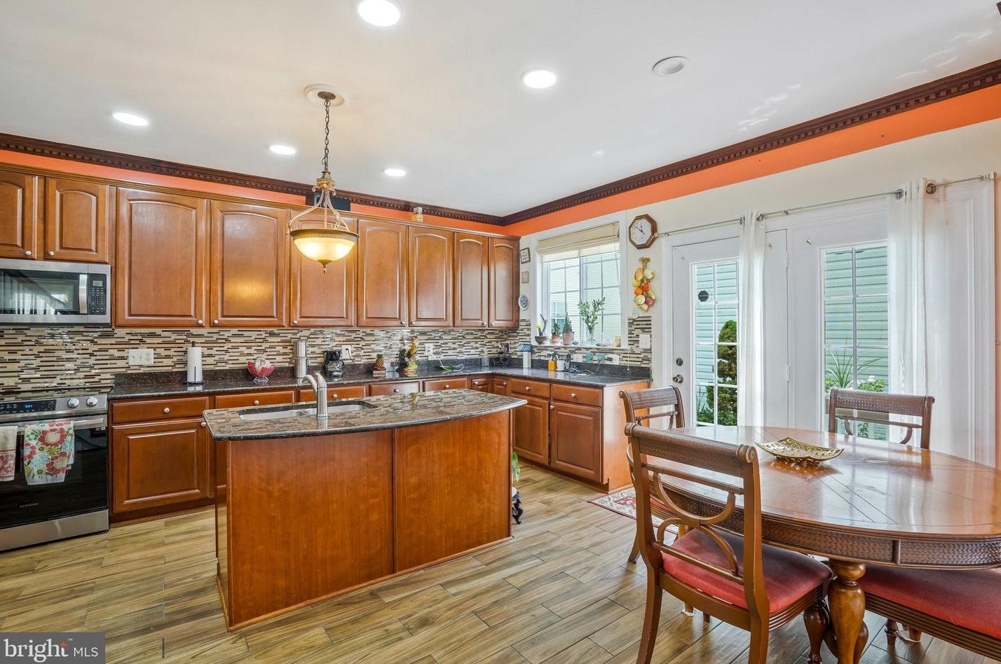 8148 Gilroy Dr, Lorton VA 22079-2938 exterior