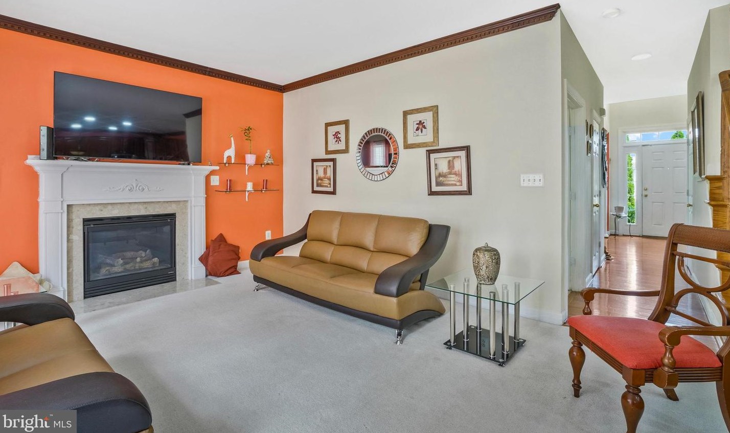 8148 Gilroy Dr, Lorton VA 22079-2938 exterior