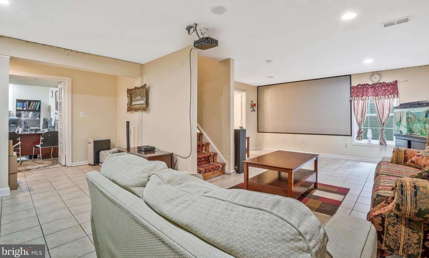 8148 Gilroy Dr, Lorton VA 22079-2938 exterior