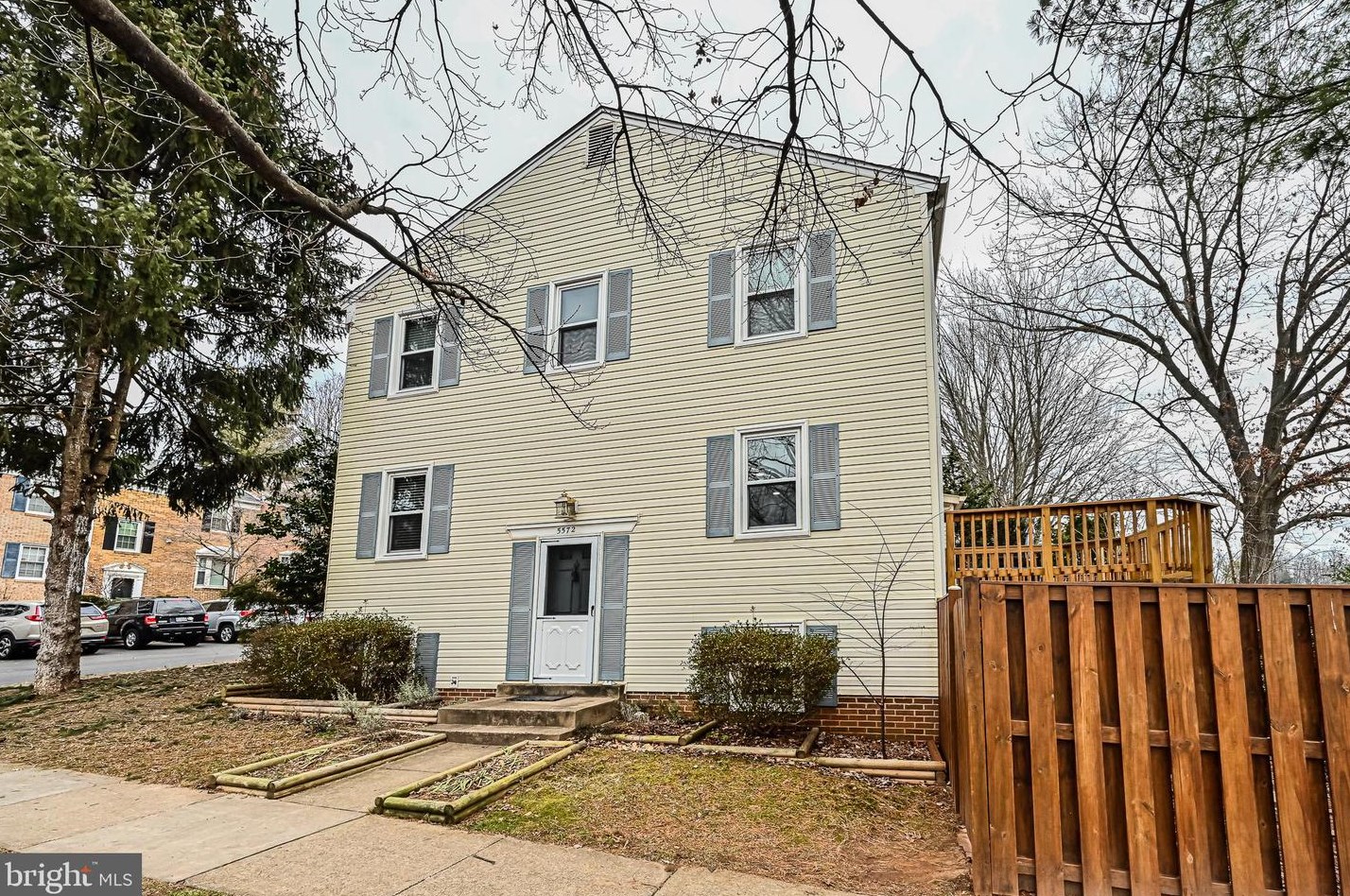 5572 Kendrick Ln, Springfield VA  22015-1964 exterior