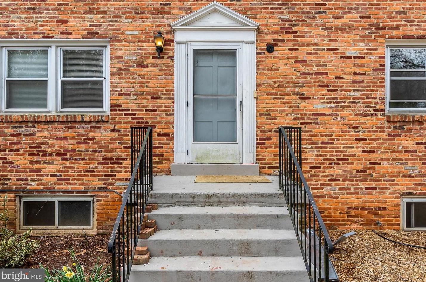 6437 Walters Woods Dr, Falls Church, VA 22044
