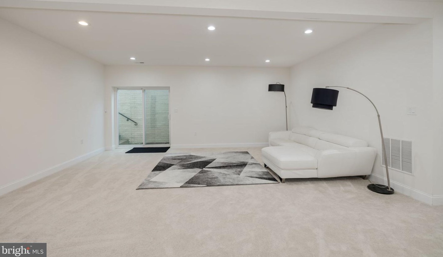 6031 Kathmoor Dr, Alexandria VA 22310-1730 exterior