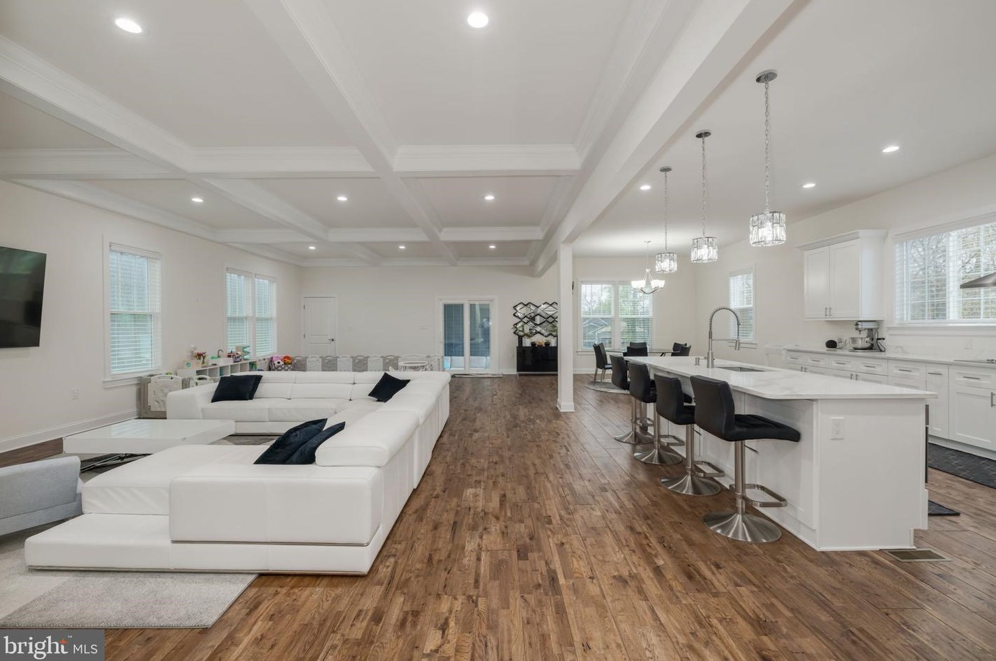 6031 Kathmoor Dr, Alexandria VA 22310-1730 exterior