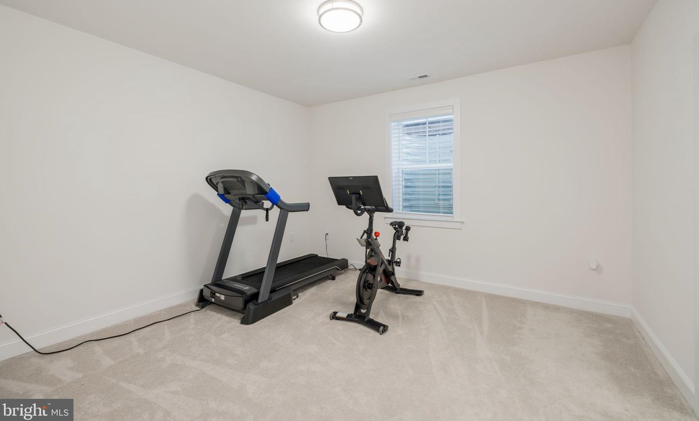 6031 Kathmoor Dr, Alexandria VA 22310-1730 exterior