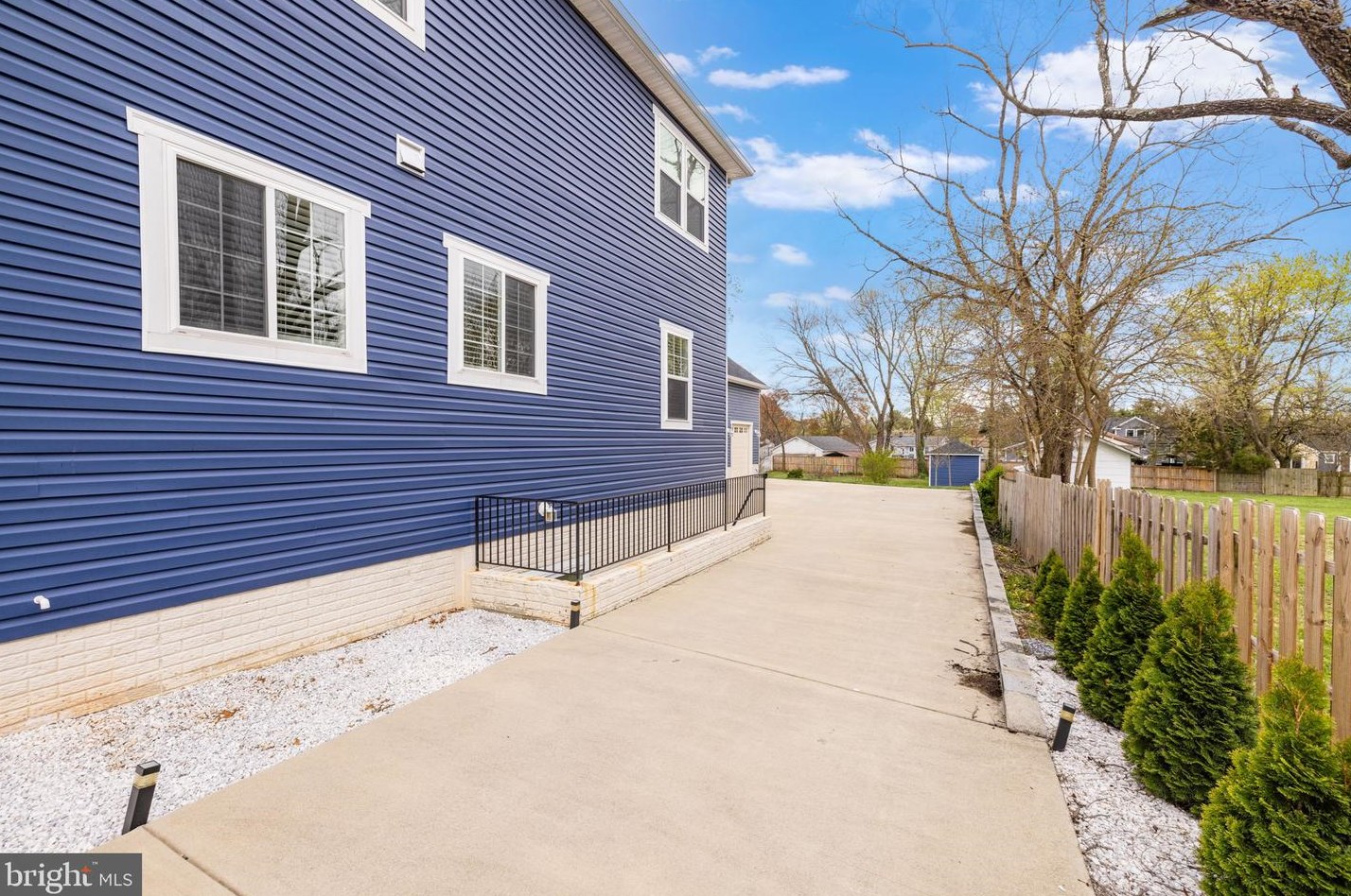 6031 Kathmoor Dr, Alexandria VA 22310-1730 exterior