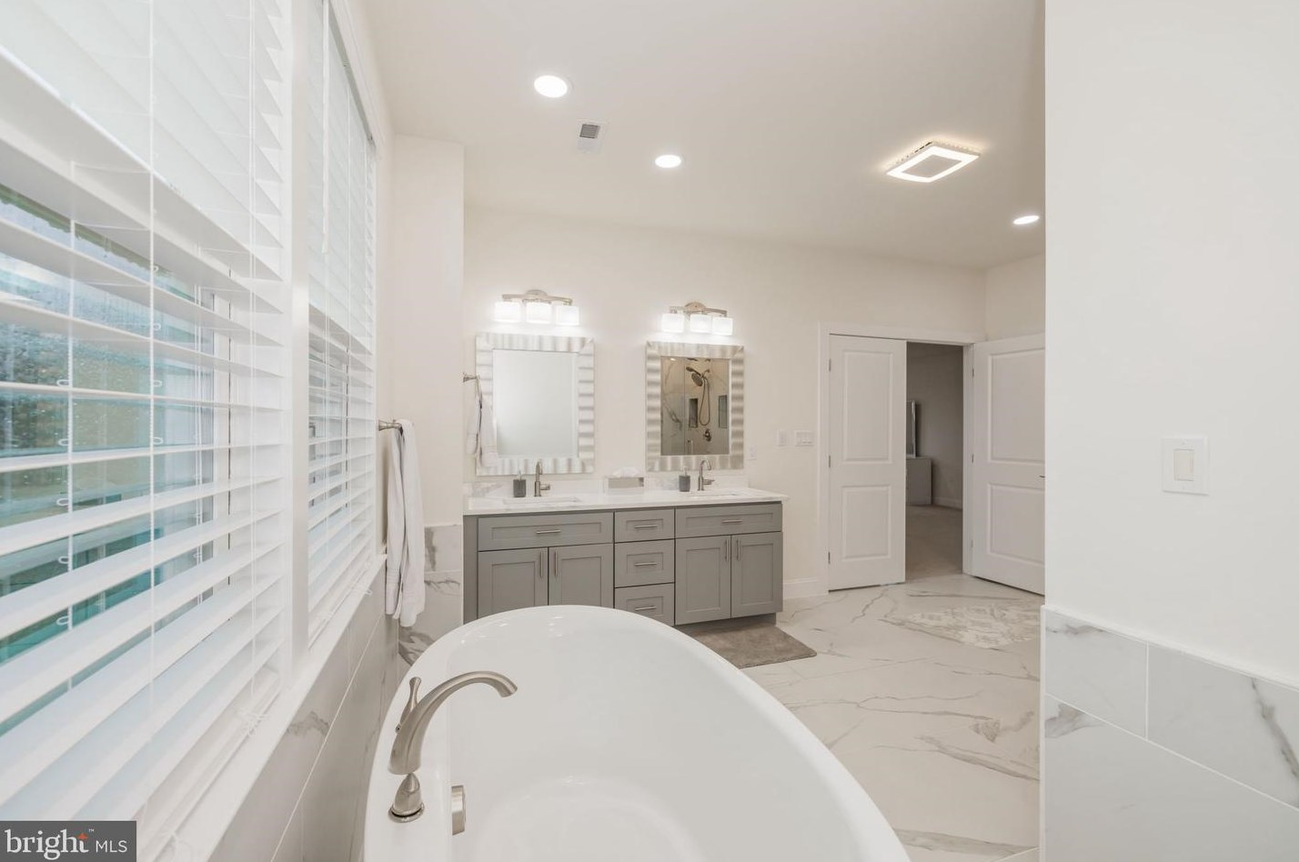 6031 Kathmoor Dr, Alexandria VA 22310-1730 exterior