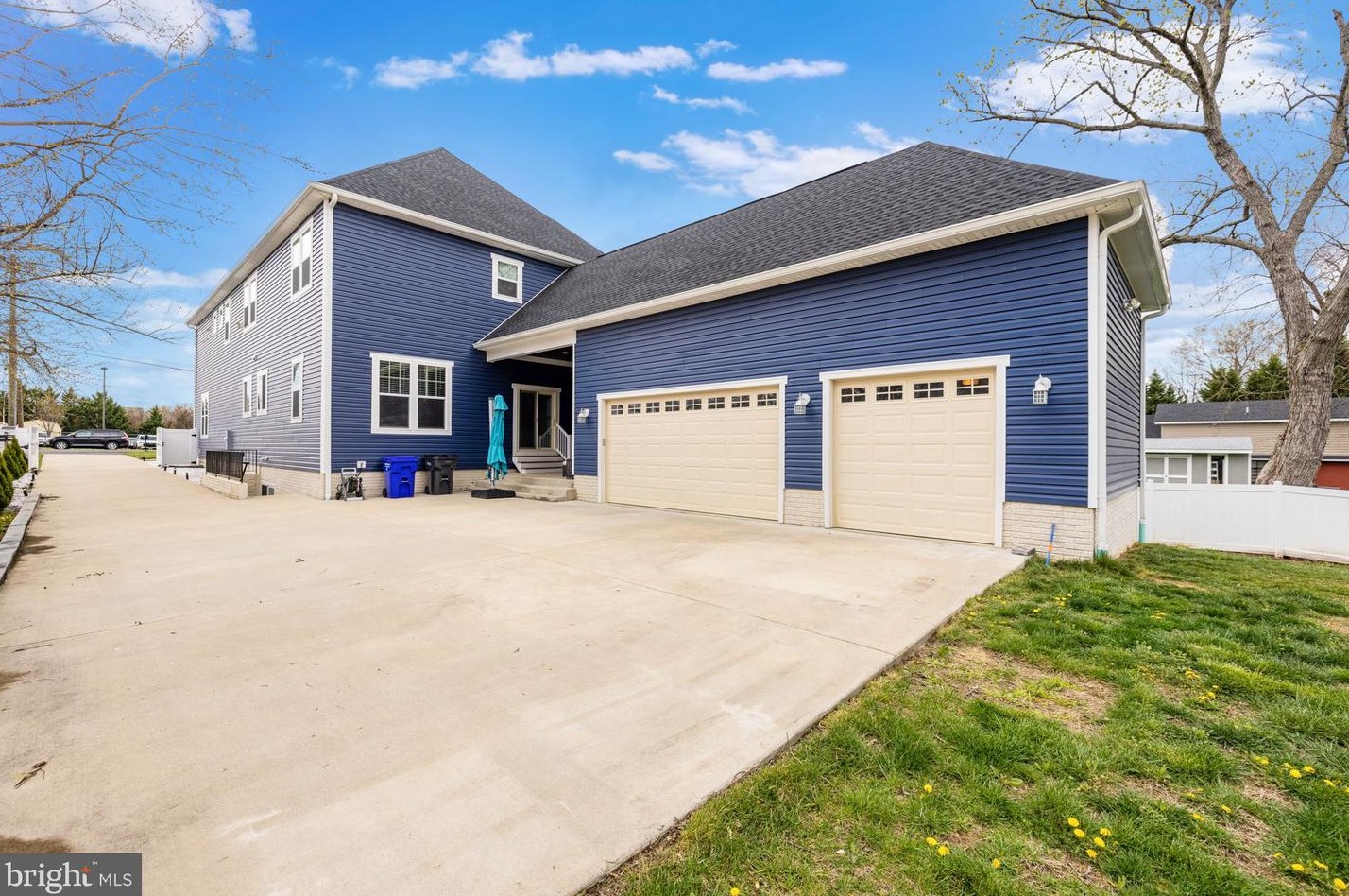 6031 Kathmoor Dr, Alexandria VA 22310-1730 exterior