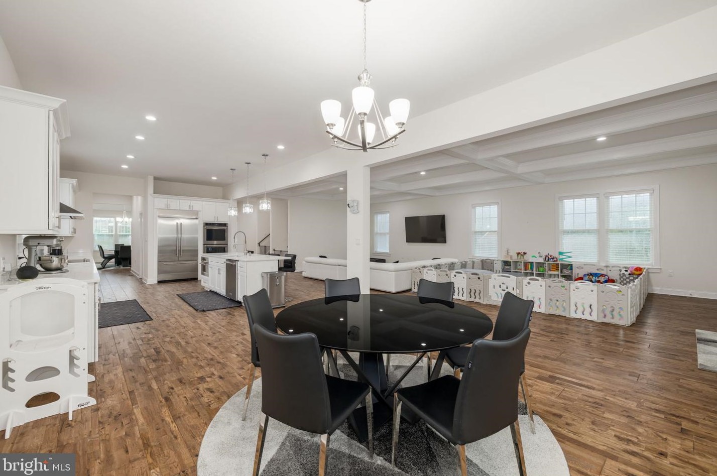 6031 Kathmoor Dr, Alexandria VA 22310-1730 exterior