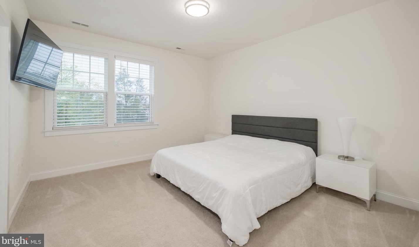 6031 Kathmoor Dr, Alexandria VA 22310-1730 exterior