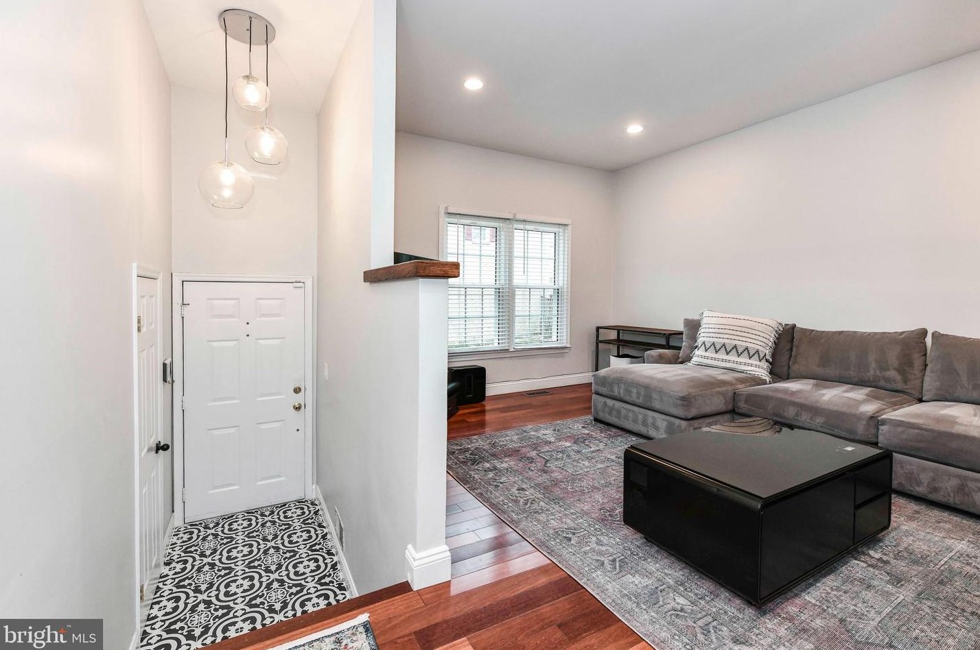 9706 Lakepointe Dr, Springfield, VA 22015