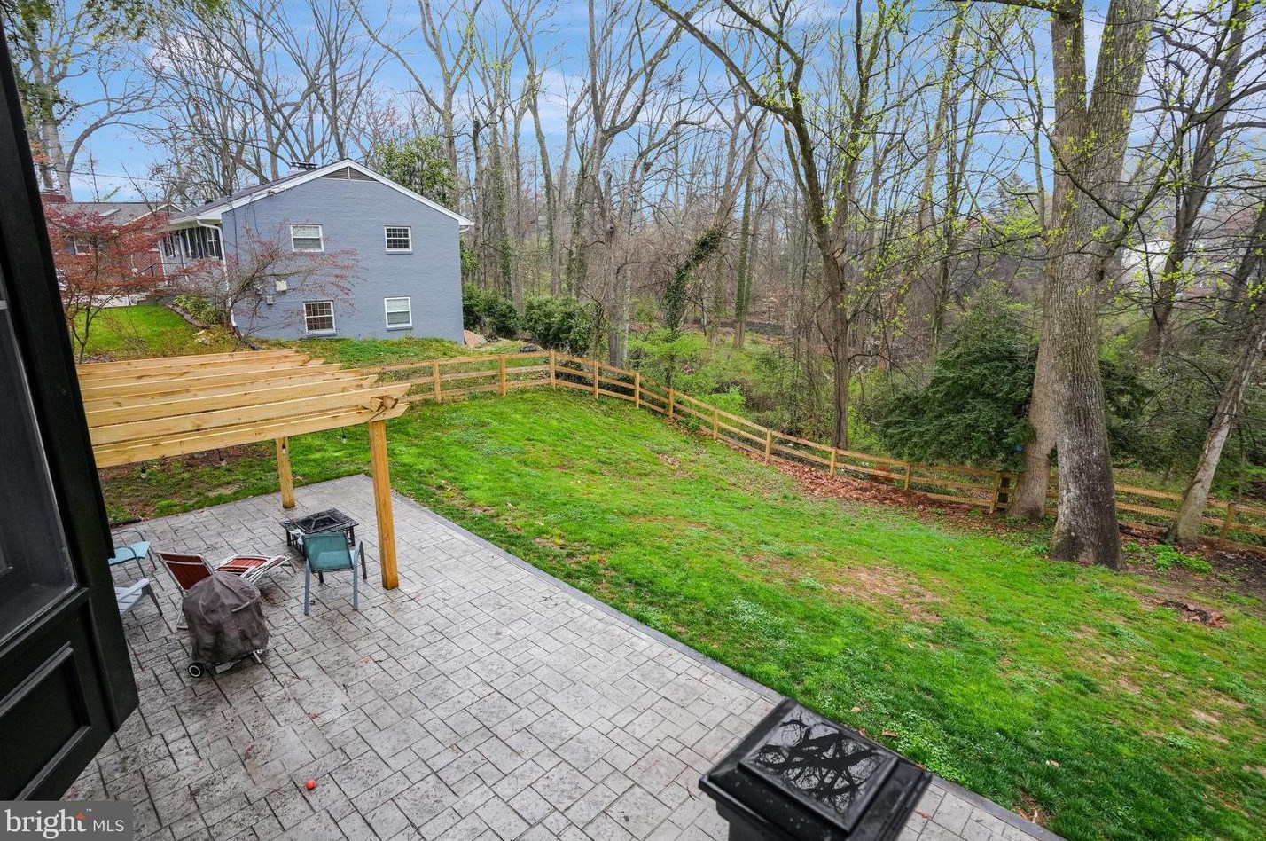 5208 Easton Dr, Springfield VA  22151-3010 exterior