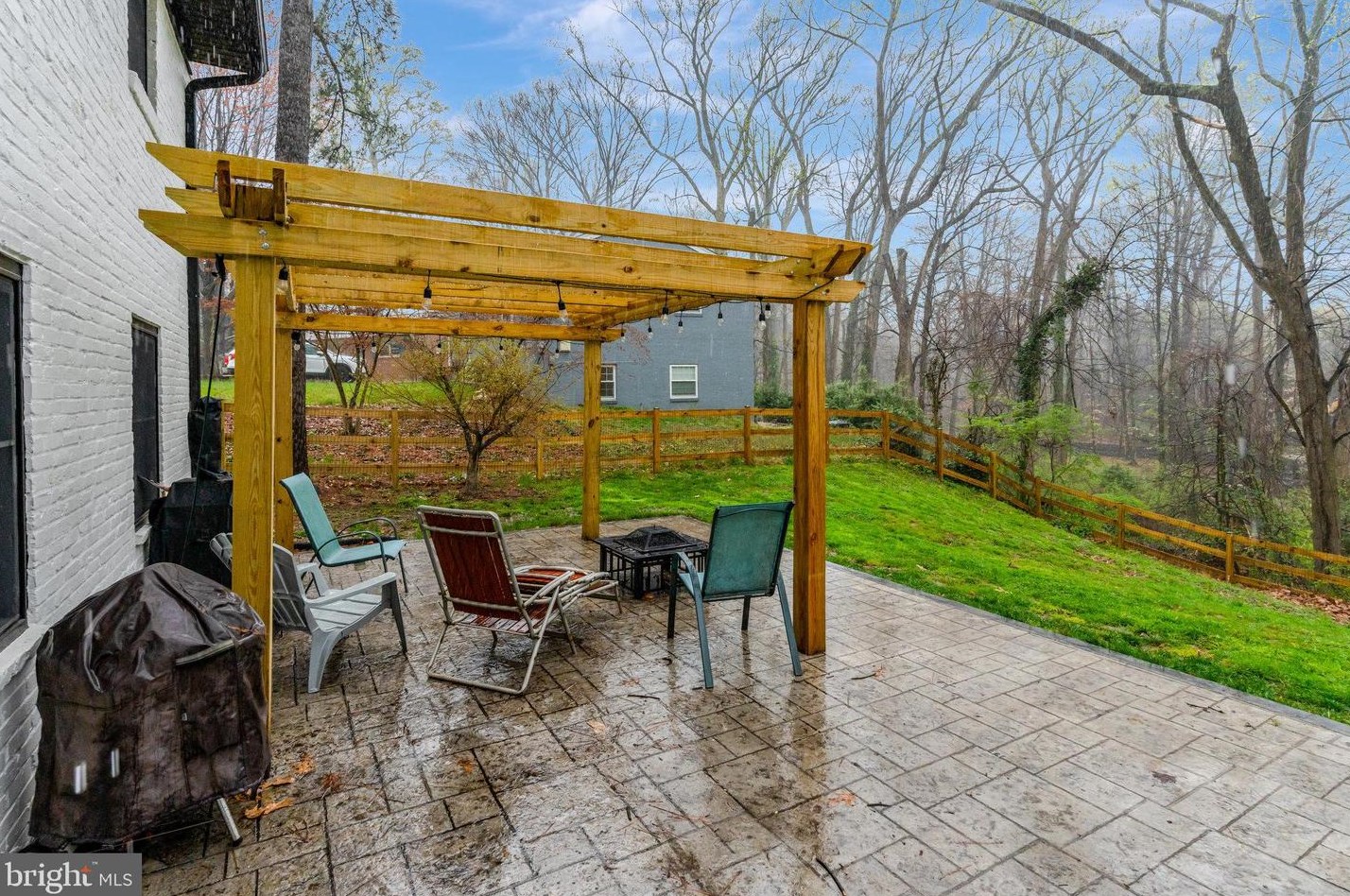 5208 Easton Dr, Springfield VA  22151-3010 exterior