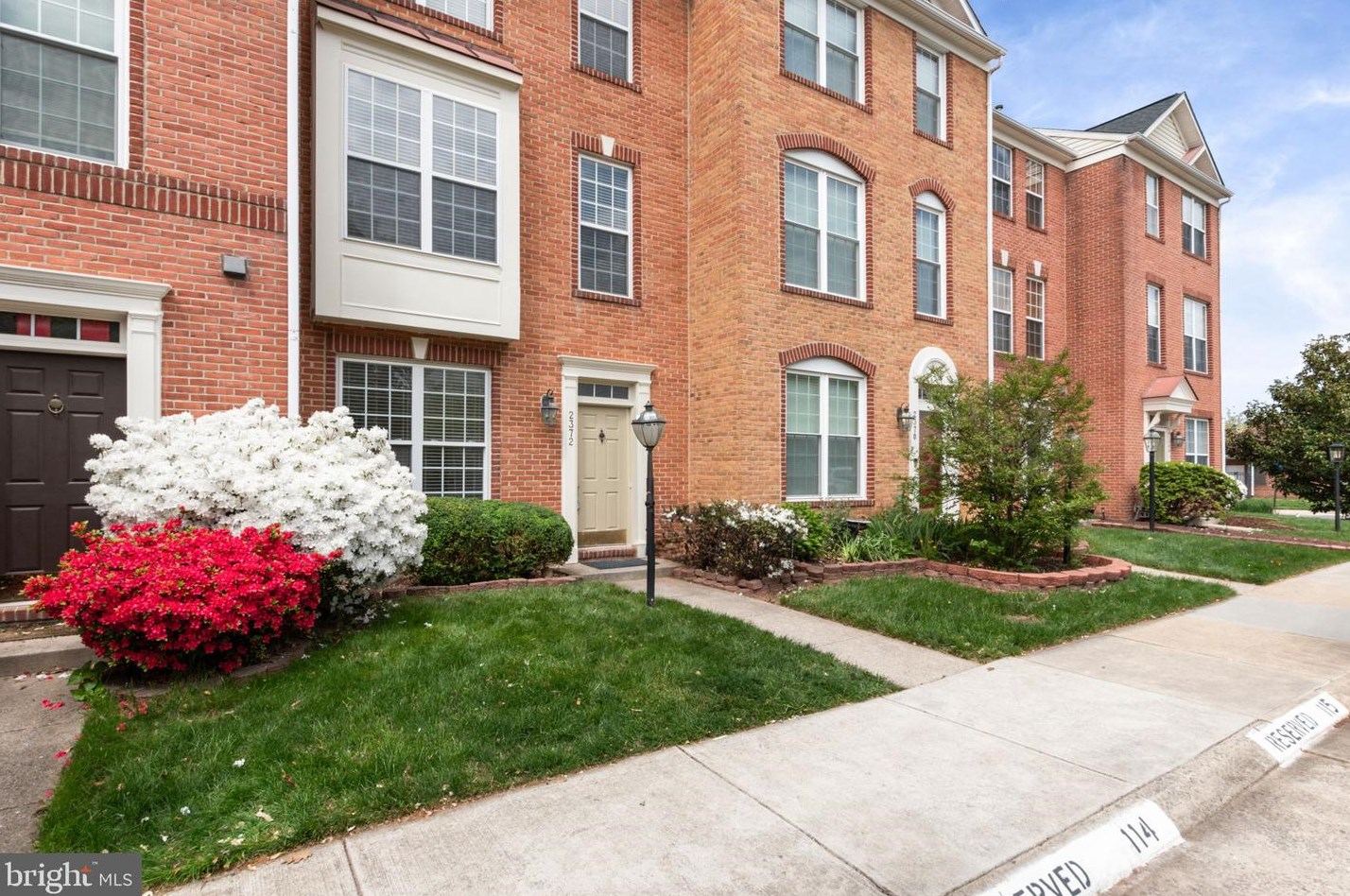 2372 Woodland Pond Ln, Herndon, VA 20171