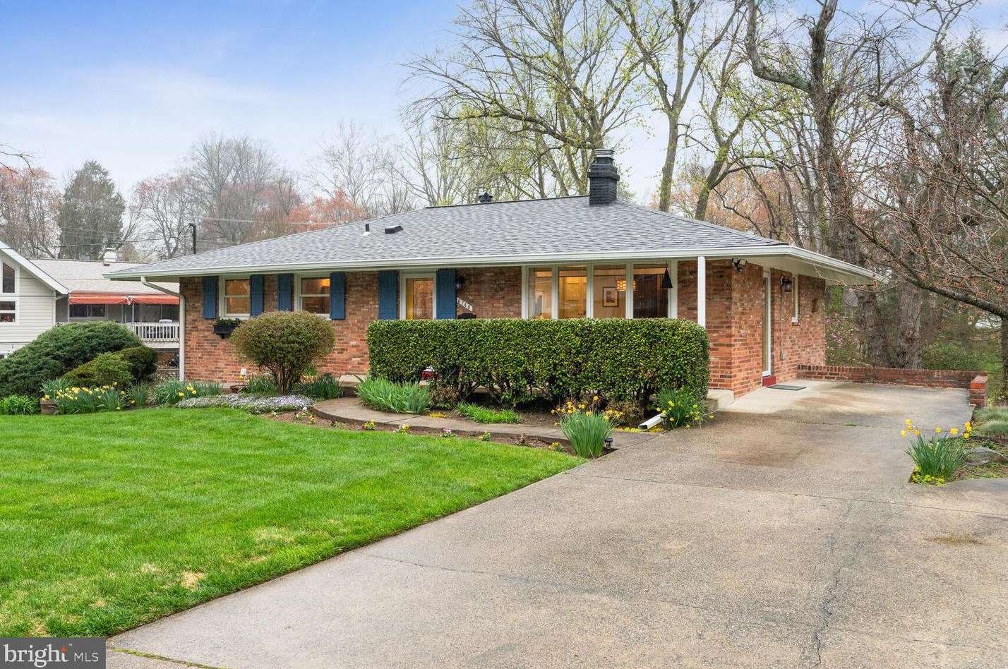 6748 Fern Ln, Annandale, VA 22003