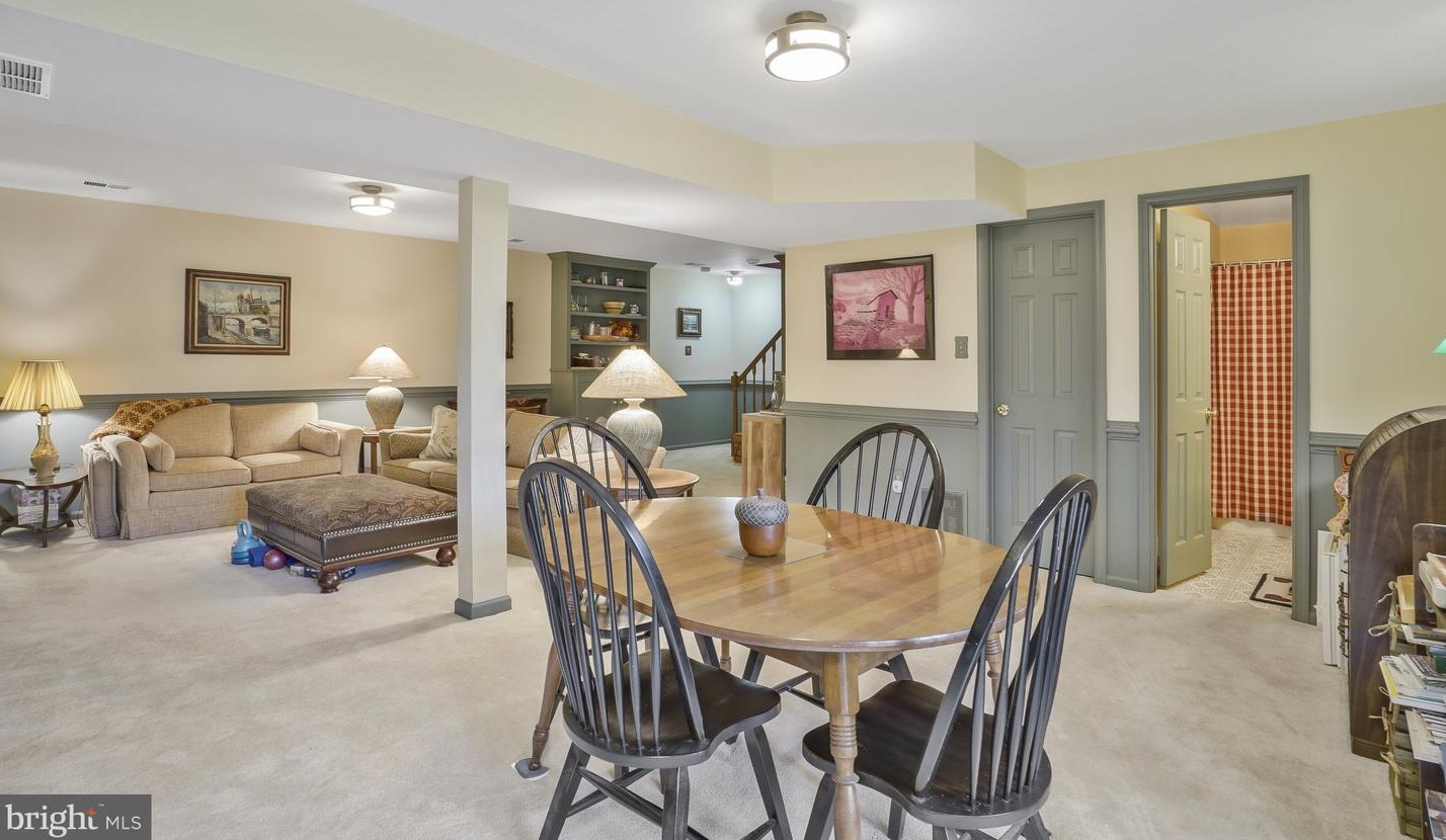 4885 Oakcrest Dr, Fairfax VA  22030-4568 exterior